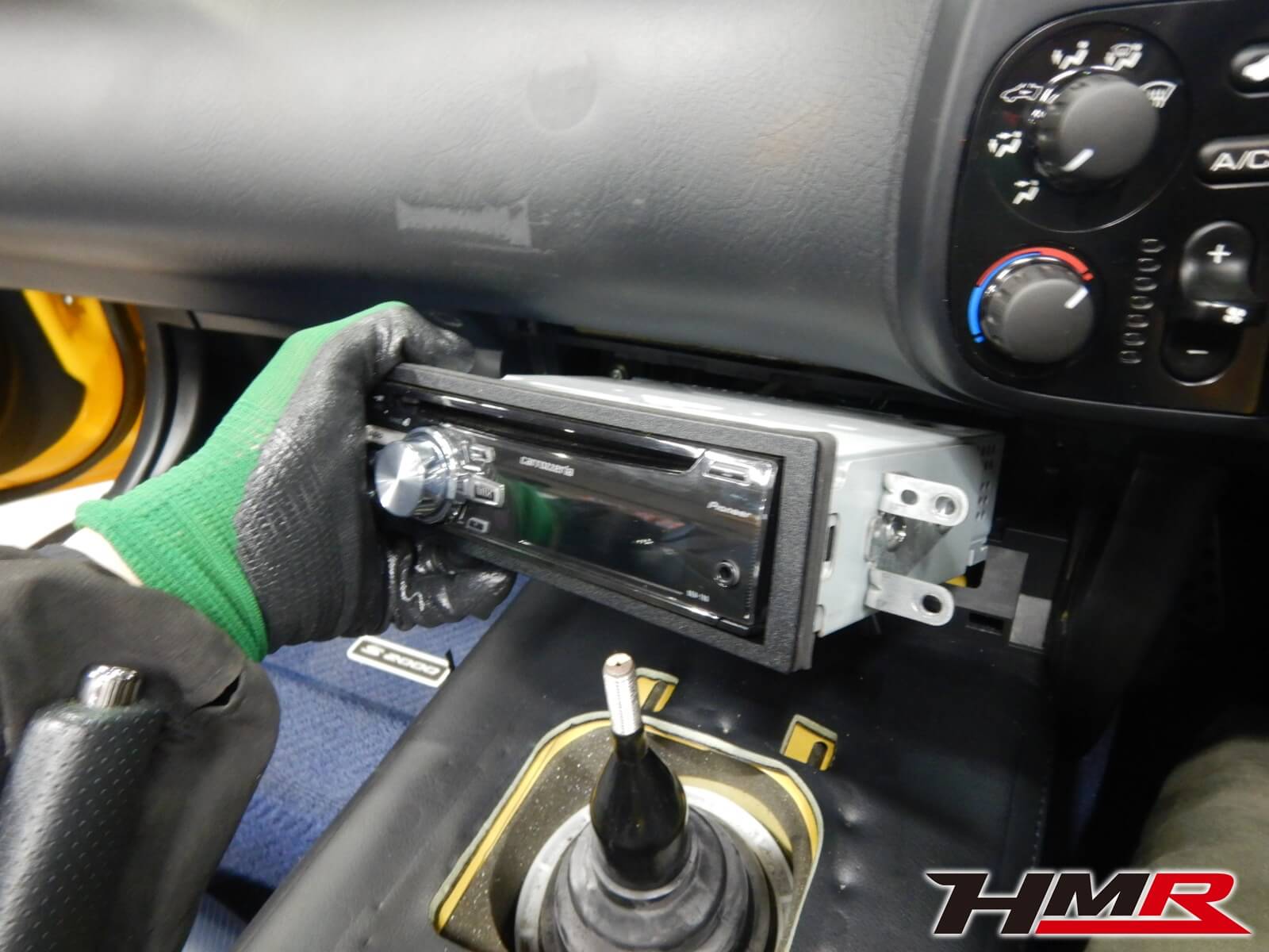 鮮やかなイエローのs00 Ap2 に2dinナビを装着 純正ナビ用ダッシュボード交換と専用インストールキットの取り付けを行いました